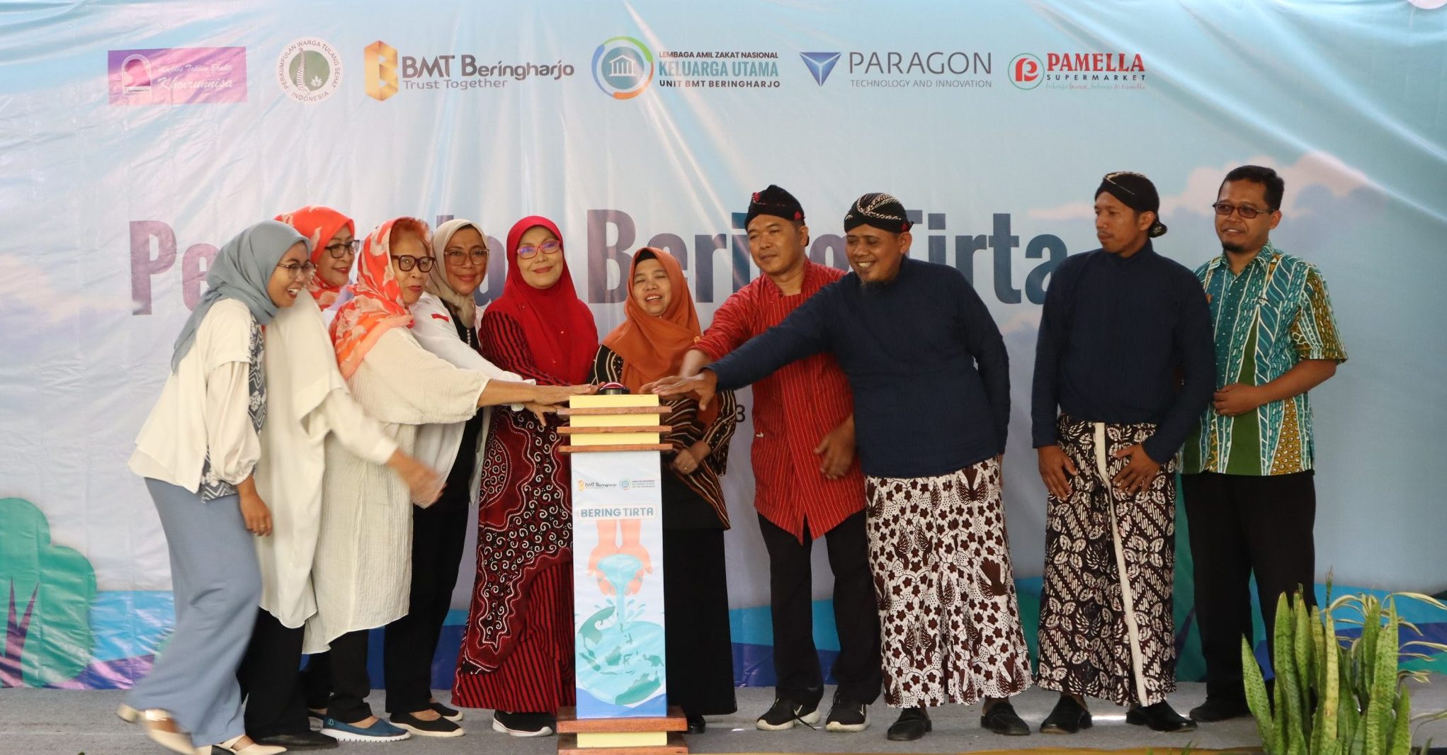BMT BERINGHARJO SERAHKAN LAGI SUMUR BOR UNTUK WARGA GUNUNGKIDUL MELALUI PROGRAM BERING TIRTA