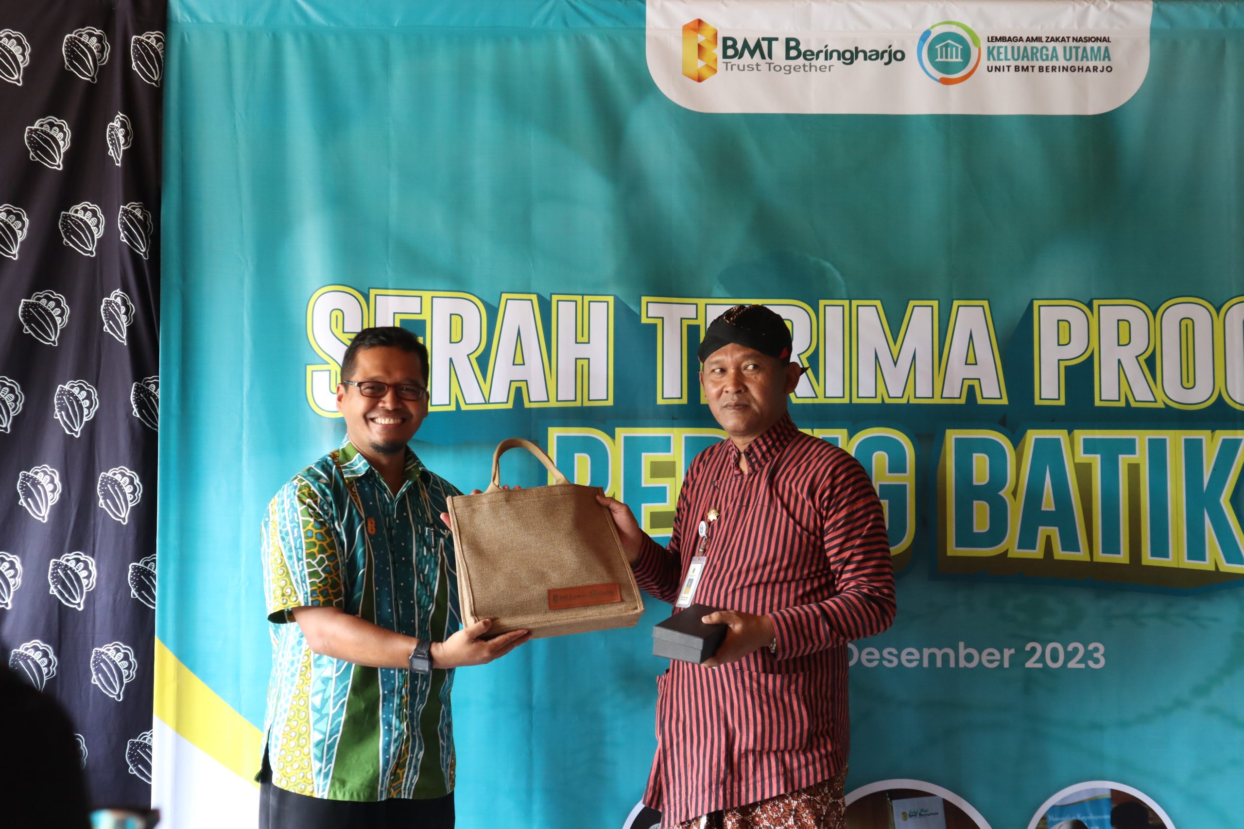 BERING BATIK, CARA BMT BERINGHARJO MELESTARIKAN BUDAYA KLASIK