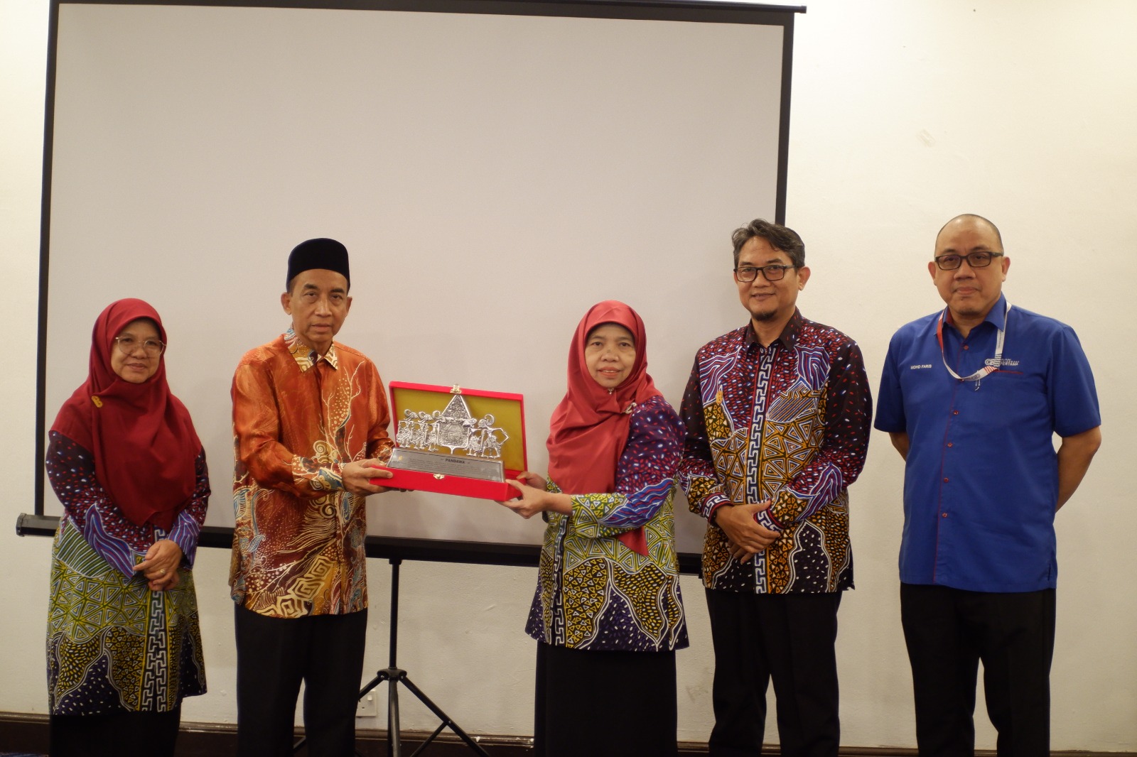 CO-OPBANK PERTAMA : KOPERASI ATAU BANK?