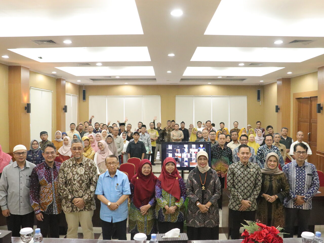 RAT HYBRID TB 2024 SERAHKAN PENGHARGAAN ANGGOTA TERBAIK, SERTIFIKAT NIB, & SERTIFIKAT HALAL