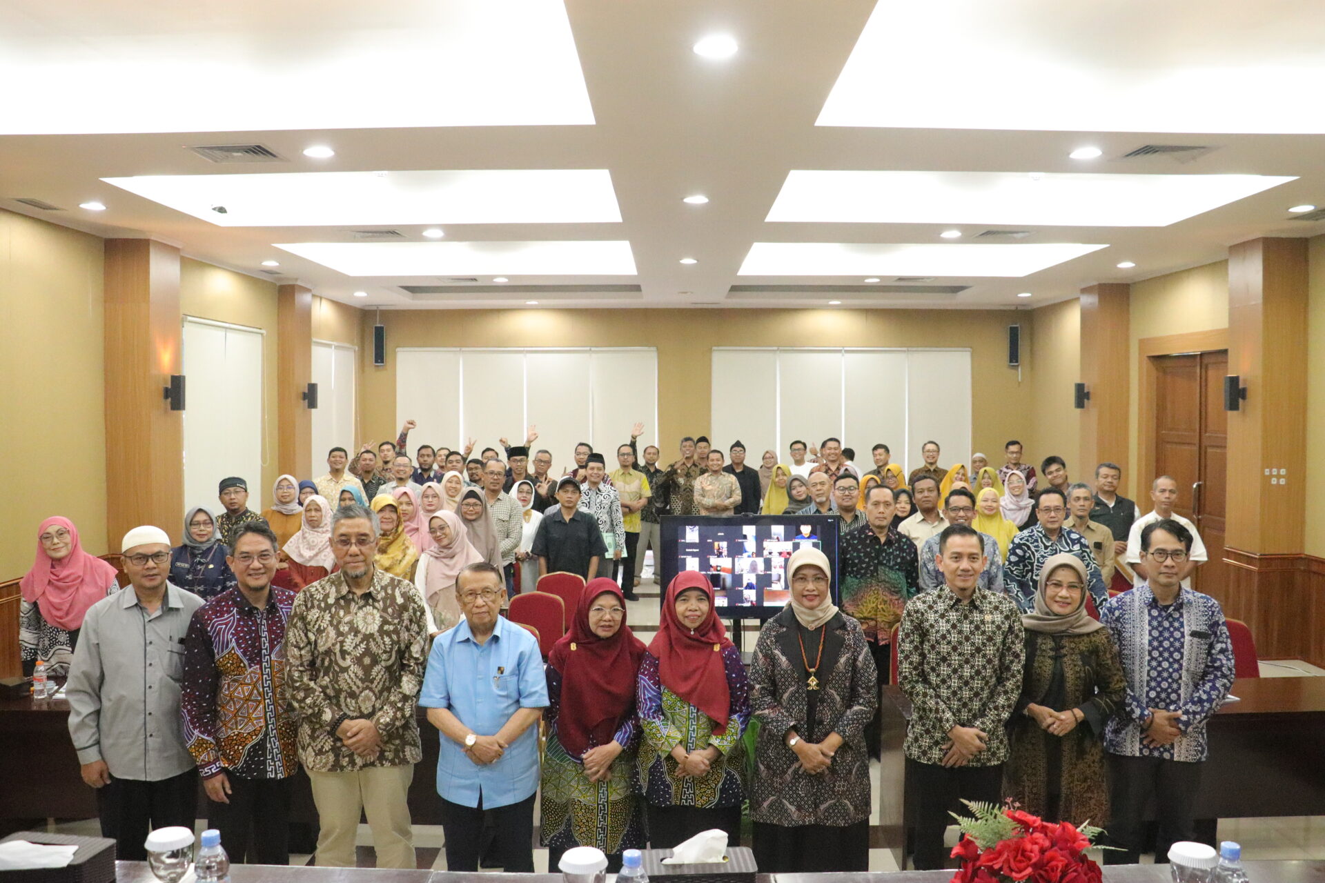 RAT HYBRID TB 2024 SERAHKAN PENGHARGAAN ANGGOTA TERBAIK, SERTIFIKAT NIB, & SERTIFIKAT HALAL