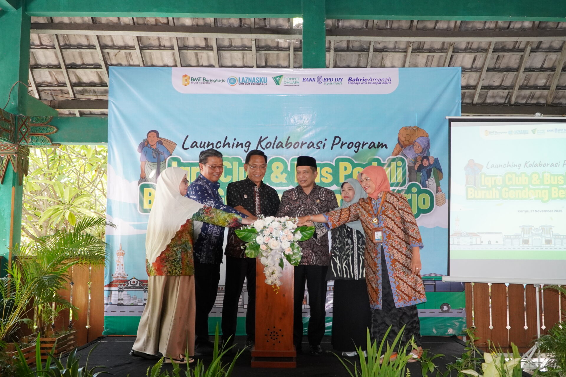 MENTERI KOPERASI LUNCURKAN IQRO CLUB DAN BUS PEDULI BURUH GENDONG BERINGHARJO