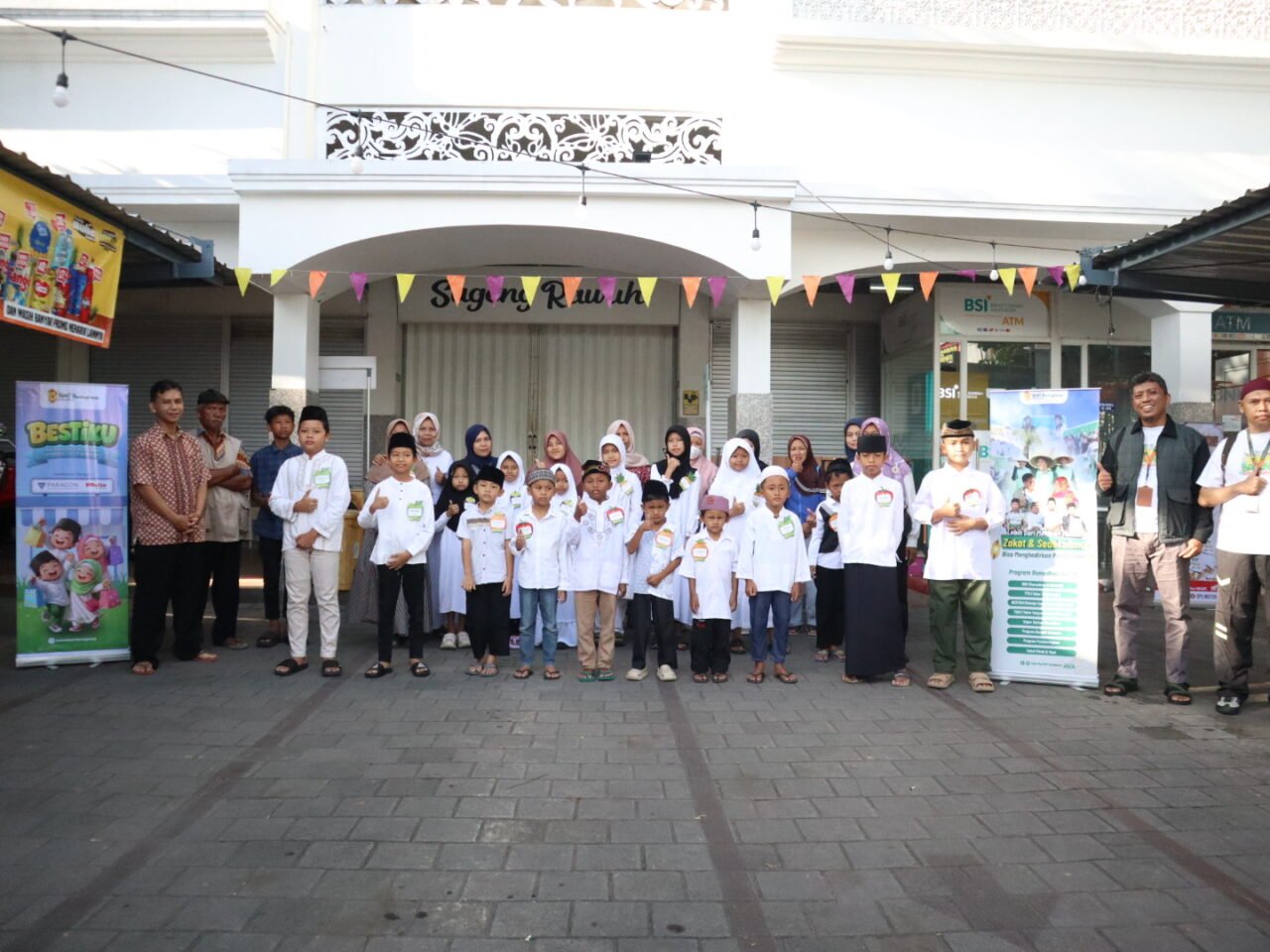 Baitul Maal BMT Beringharjo Ajak Yatim Dhuafa Belanja Sembako dan Baju Baru