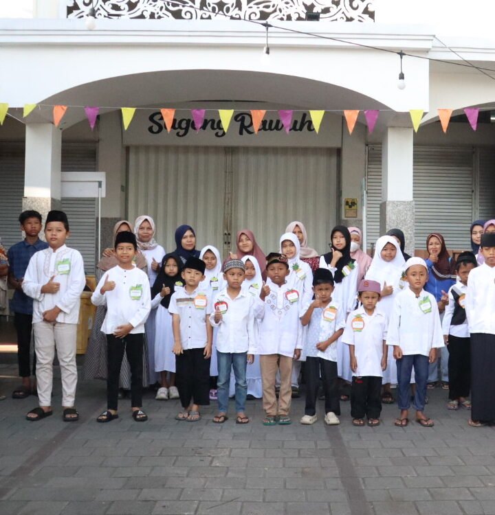 Baitul Maal BMT Beringharjo Ajak Yatim Dhuafa Belanja Sembako dan Baju Baru