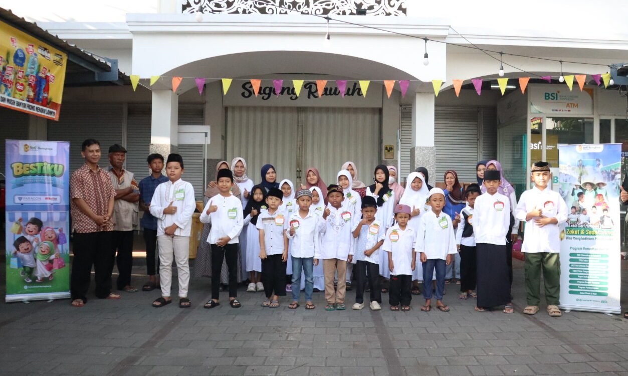 Baitul Maal BMT Beringharjo Ajak Yatim Dhuafa Belanja Sembako dan Baju Baru